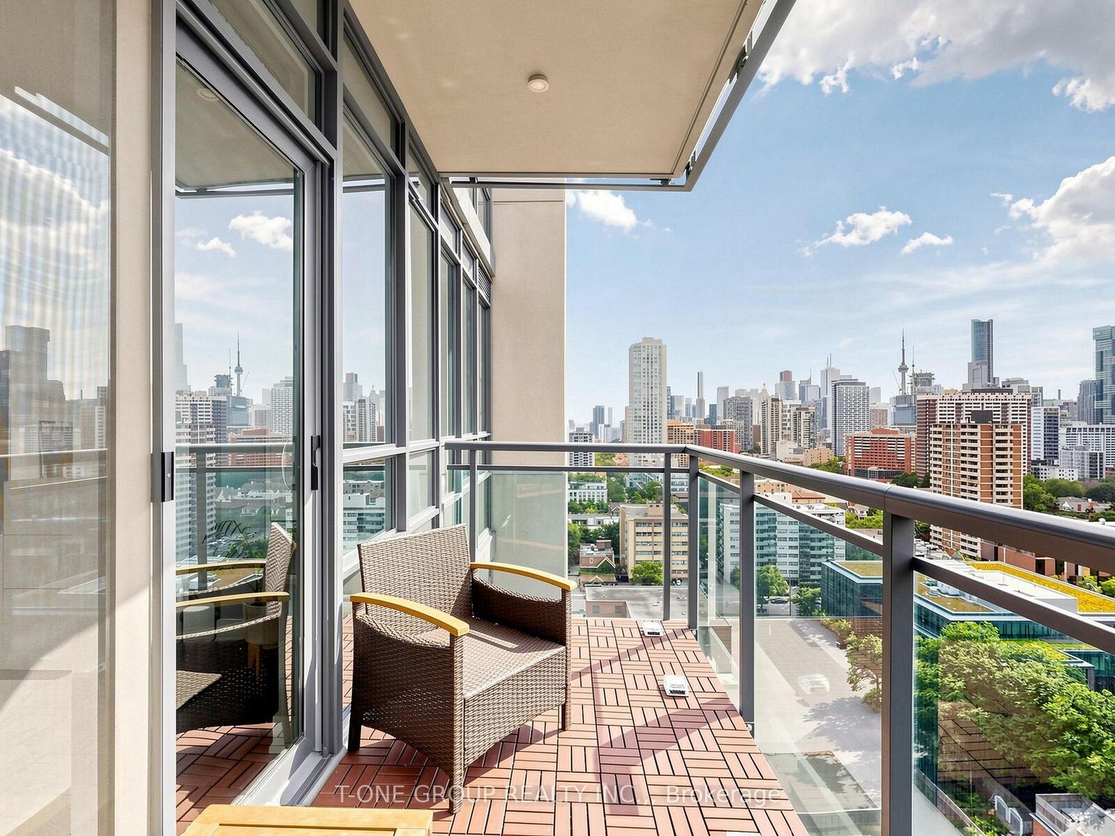 Property Photo: 28 Linden Street 1707 ON M4Y 0A4