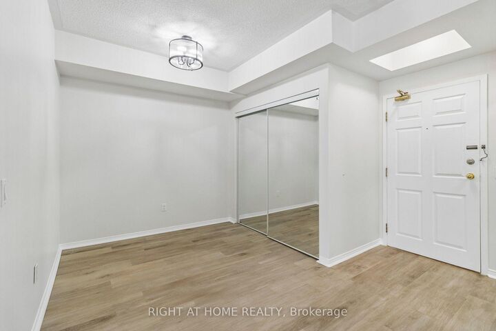 Property Photo: 7398 Yonge Street 106 ON L4J 8J2