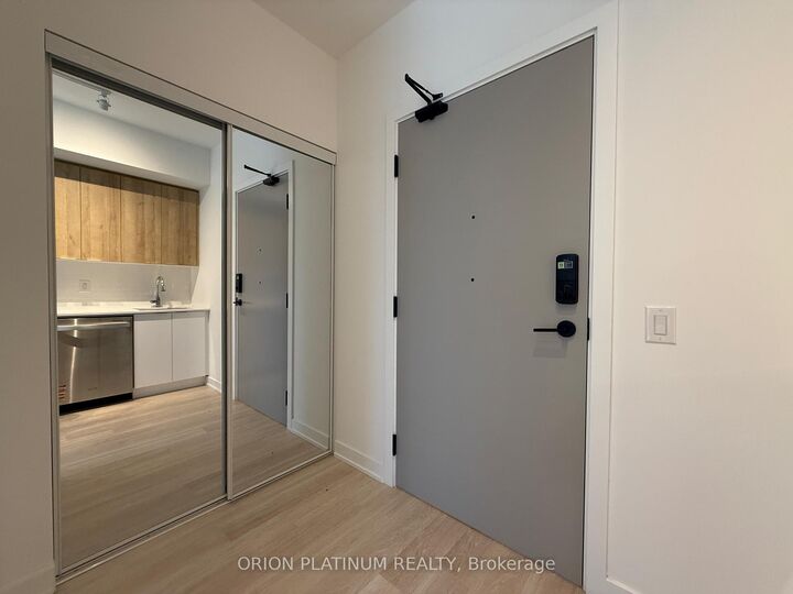Property Photo:  5105 Hurontario Street 631  ON L4Z 0C9 