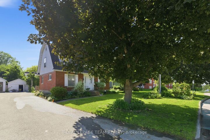 Property Photo:  416 Tweedsmuir Avenue  ON K1Z 5N5 