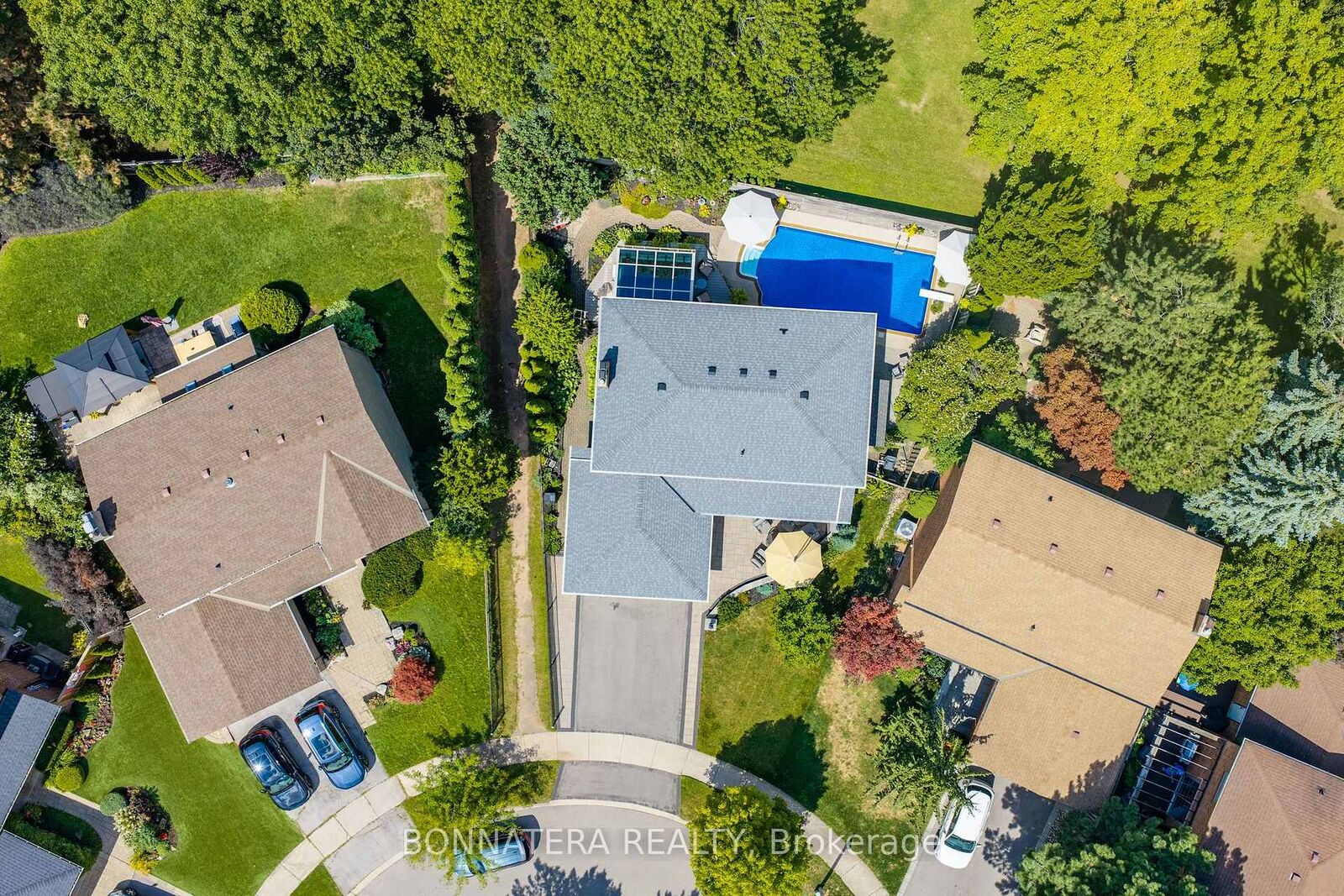 Property Photo: 1409 Holly Court ON L6H 3H4