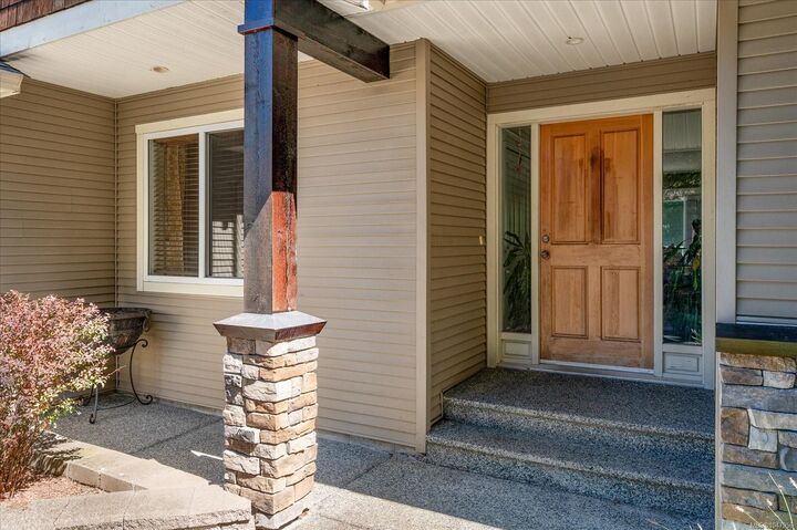 Property Photo: 4734 Vista View Cres BC V9V 1N8