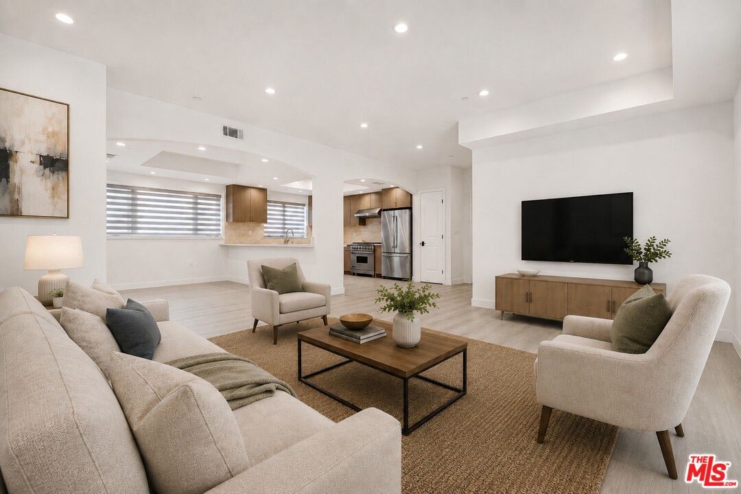 Property Photo:  927 S Wooster St, Unit 2  CA 90035 
