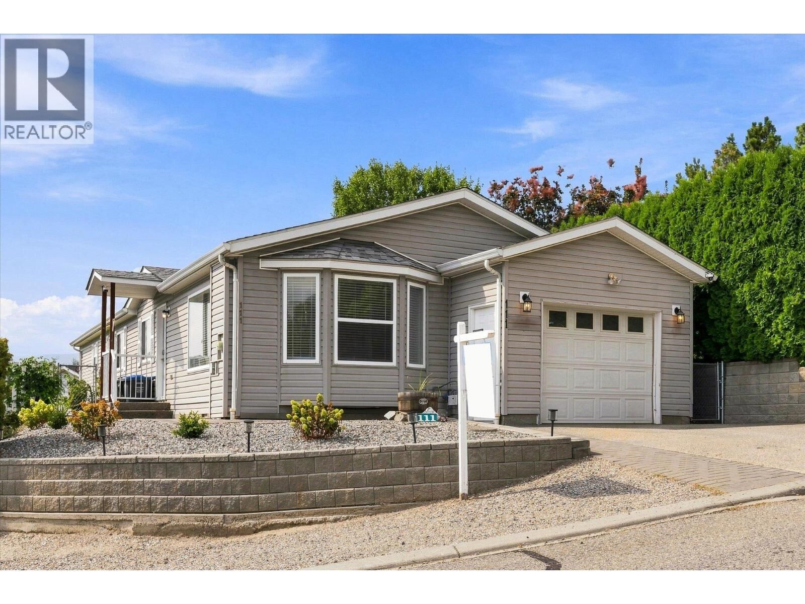 Property Photo:  2550 Hollywood Road North 111  BC V1V 2S6 