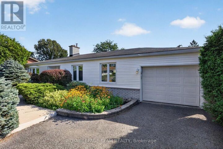 Property Photo: 2713 Dupont Street ON K1V 8N2