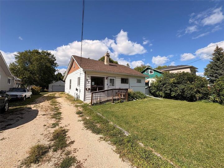 Property Photo: 37 Sadler Avenue MB R2M 1N6