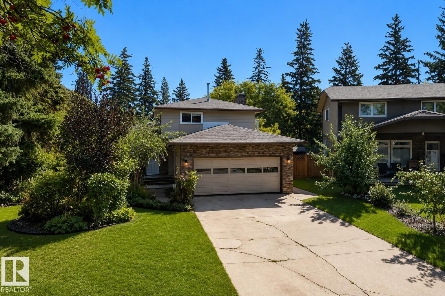 Property Photo:  21 Bradburn Crescent  AB T8N 2J8 