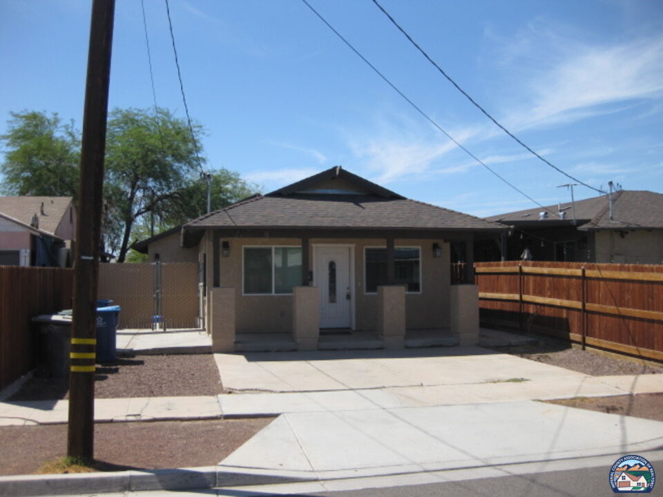 Property Photo: 320 N G St B CA 92251