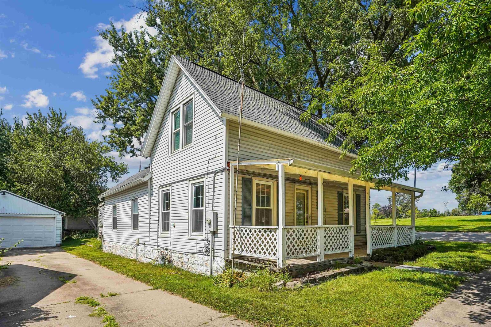 Property Photo:  927 NW 2nd Street  IA 50677 
