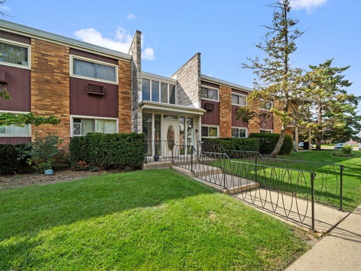 Property Photo: 212 Collen Drive 121 IL 60148