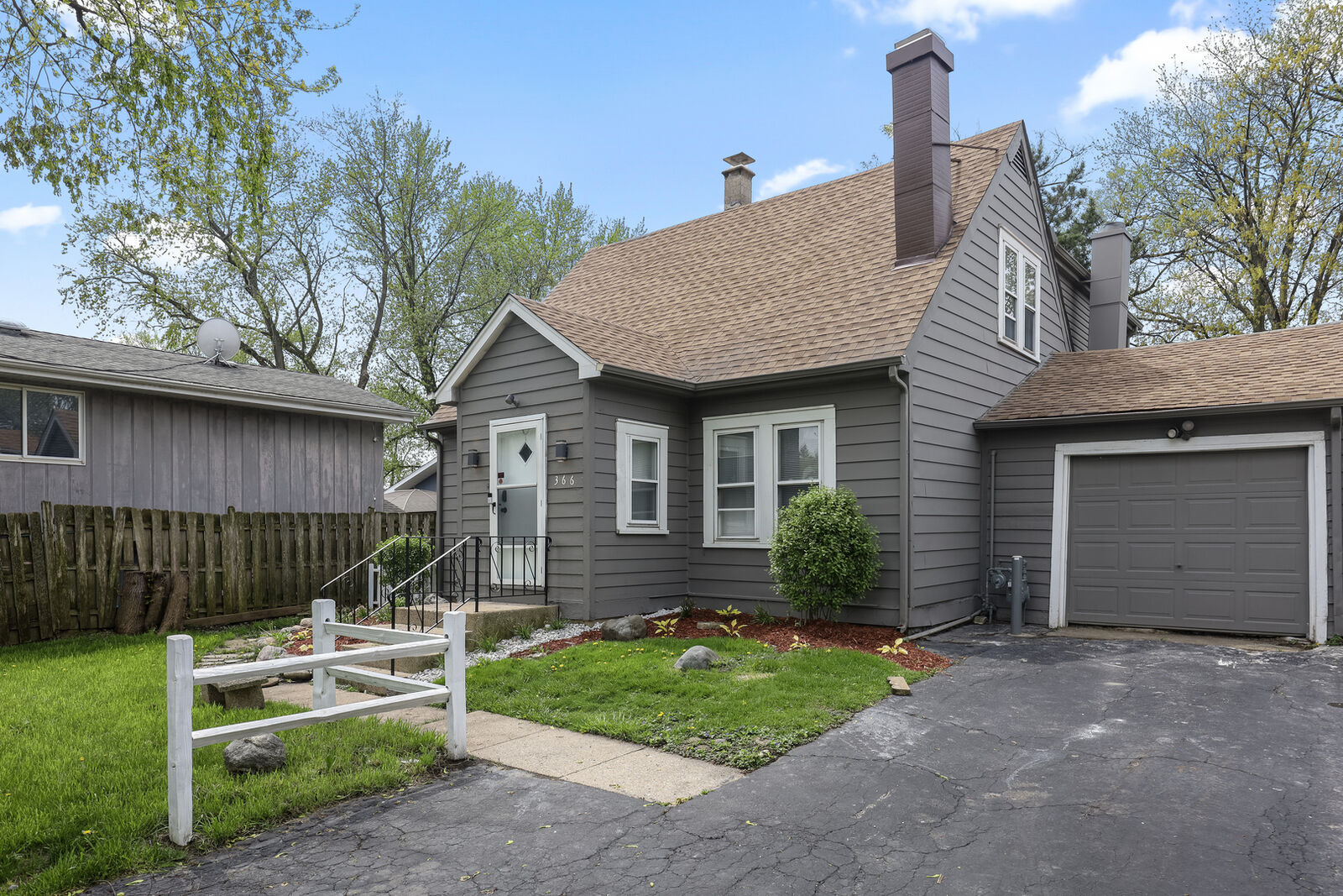 Property Photo: 366 N Hemlock Avenue IL 60191