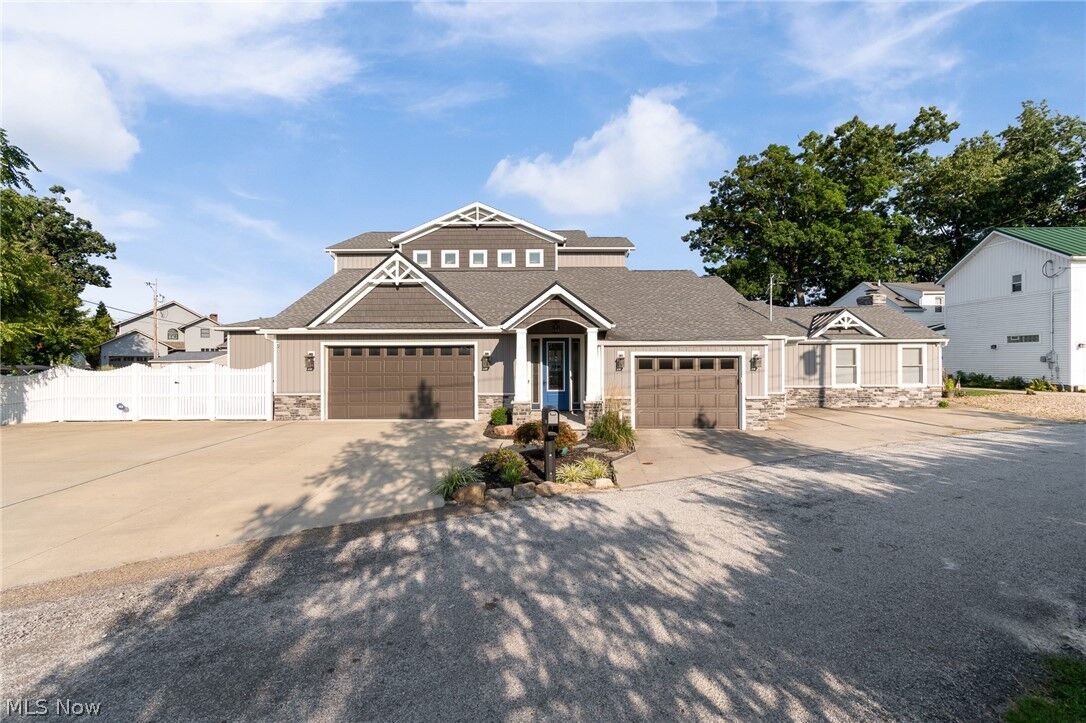 Property Photo:  211 Oak Grove Drive  OH 44319 