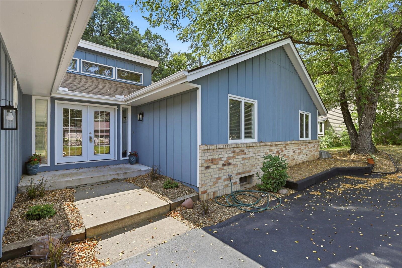 Property Photo:  1592 Sherwood Court  MN 55122 