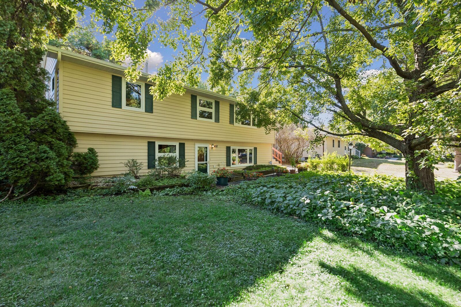 Property Photo:  450 Ranchview Lane N  MN 55447 