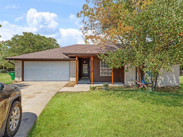 Property Photo: 625 Linda Court TX 76058