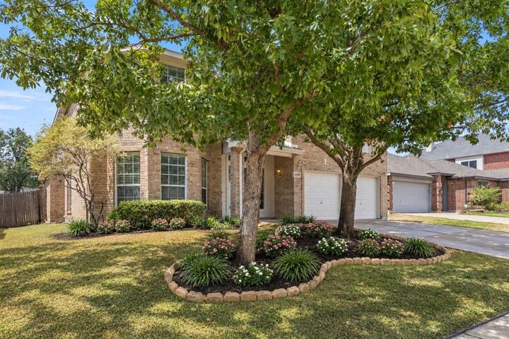 Property Photo: 7100 Livingston Drive TX 76210