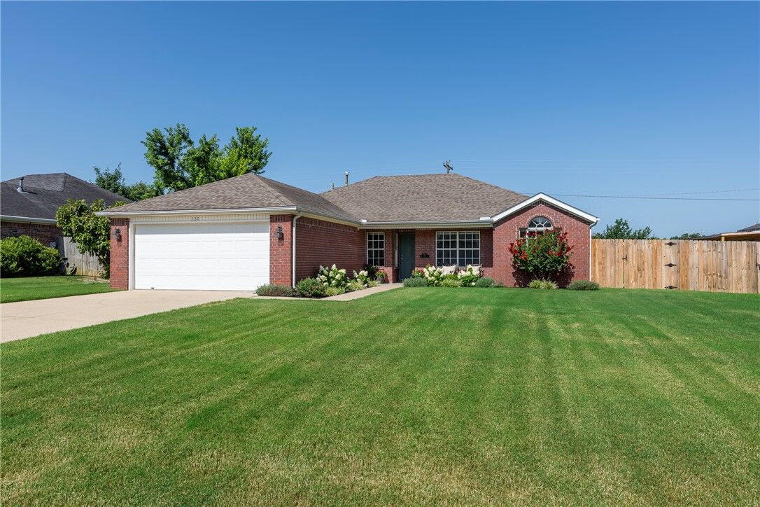 Property Photo:  120 NW Apple Blossom  AR 72712 