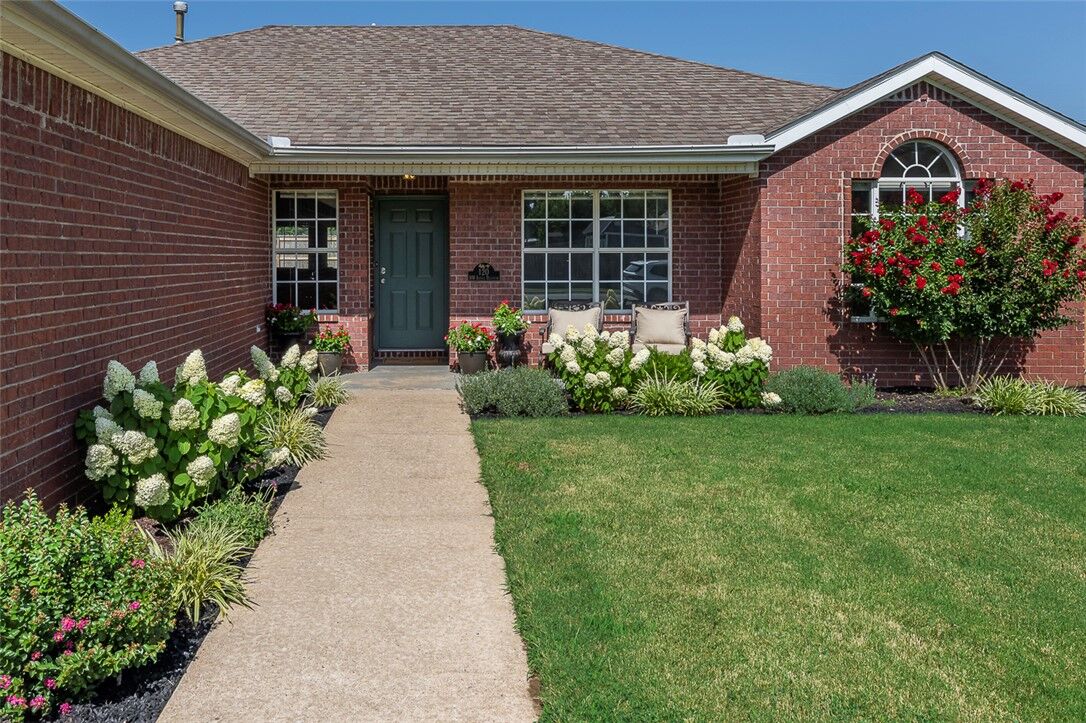 Property Photo:  120 NW Apple Blossom  AR 72712 