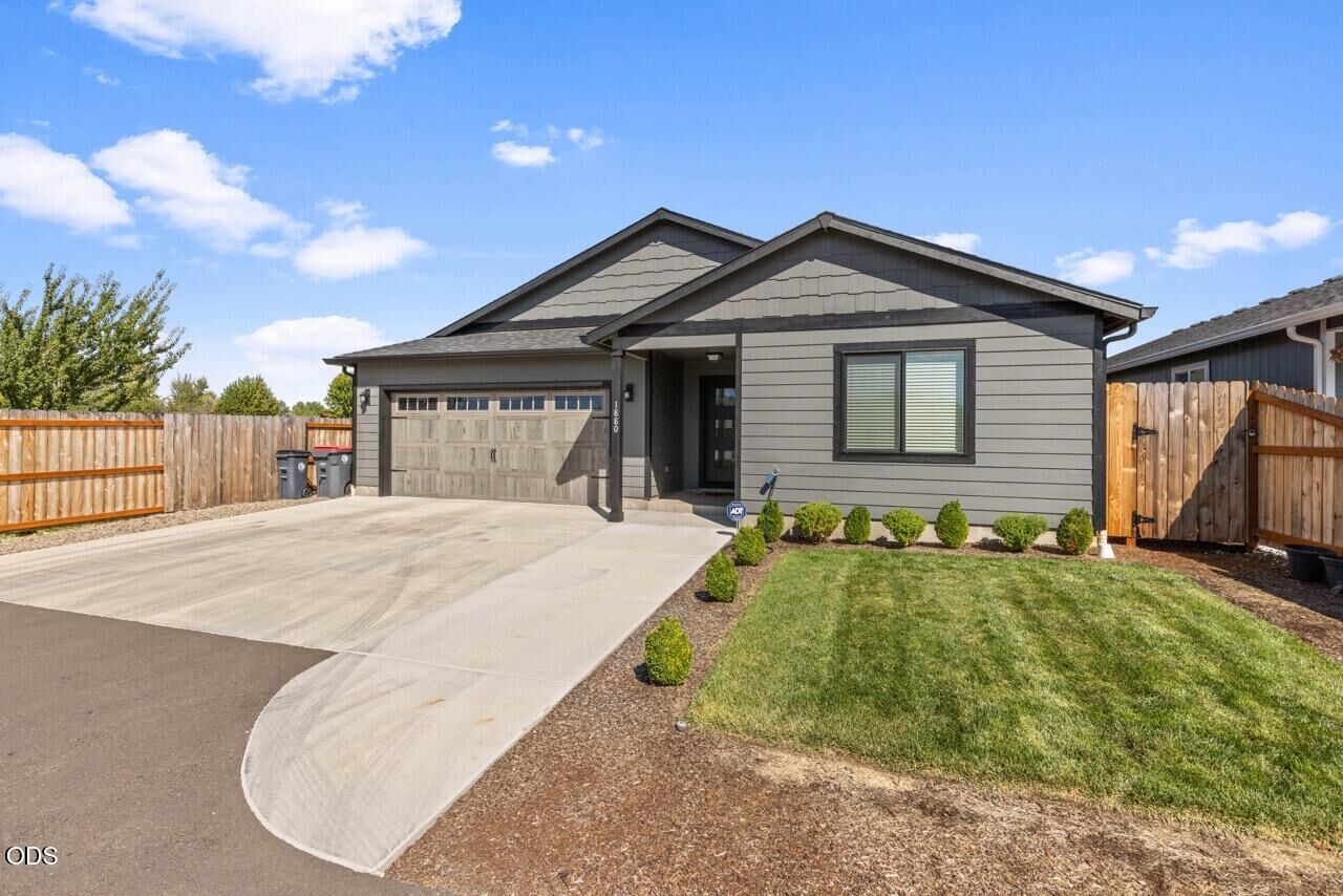 Property Photo: 1880 Aster Street OR 97501