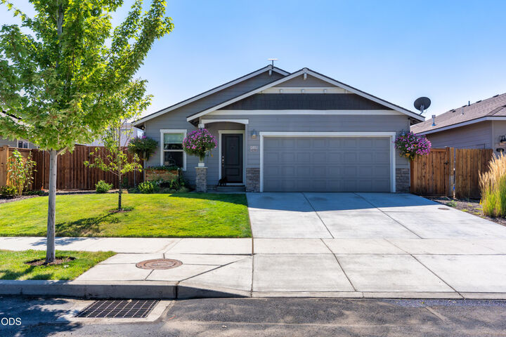 Property Photo:  2466 SW Metolius Avenue  OR 97756 