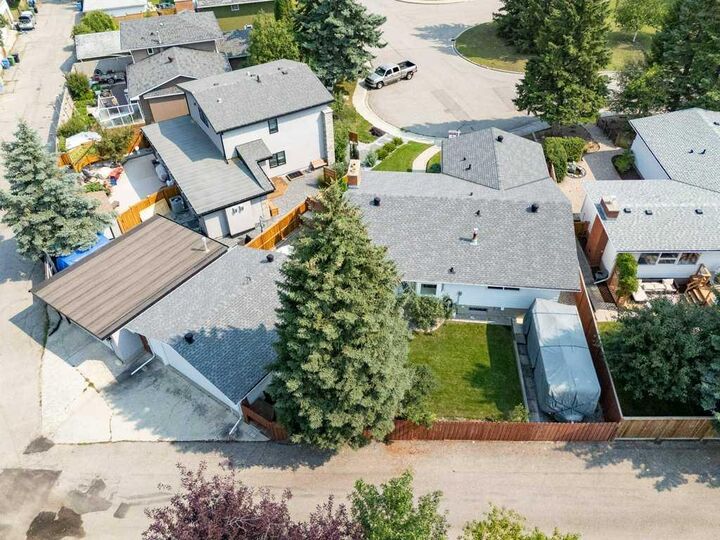 Property Photo:  1032 Cannock Place SW  AB T2W 1M7 