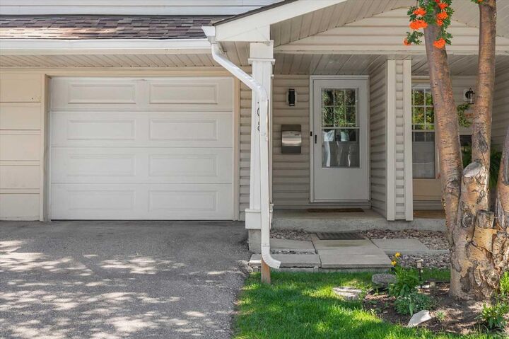 Property Photo: 208 Queenston Heights SE AB T3Z 0E6
