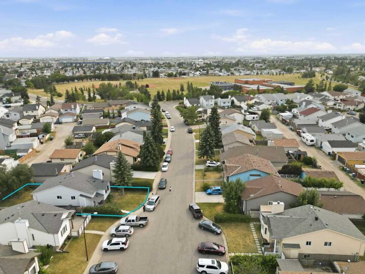 Property Photo:  52 Erin Meadows Court SE  AB T2B 2Z7 