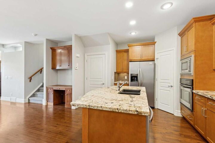 Property Photo:  133 12 Avenue NW 2  AB T2M 0C4 