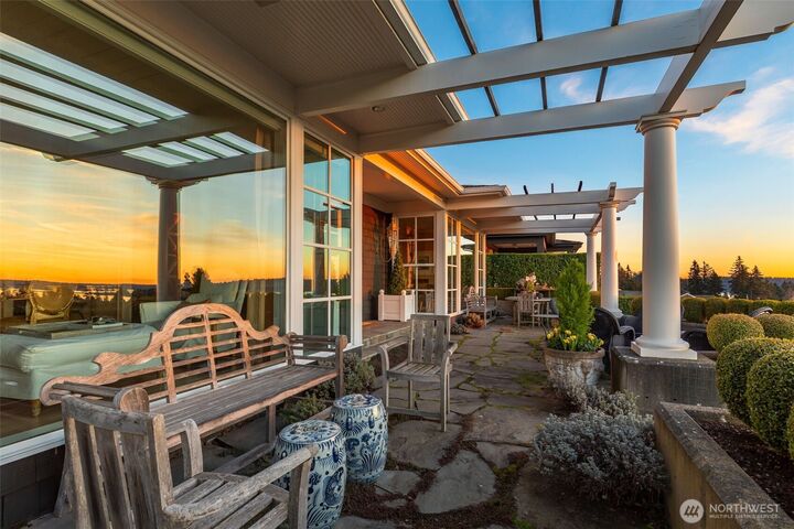 Property Photo: 9400 Vineyard Crest WA 98004