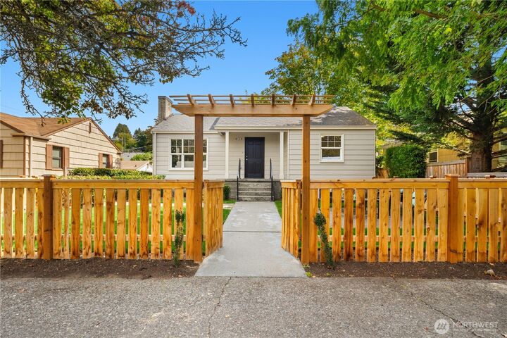 Property Photo:  5616  Fauntleroy Way SW  WA 98136 