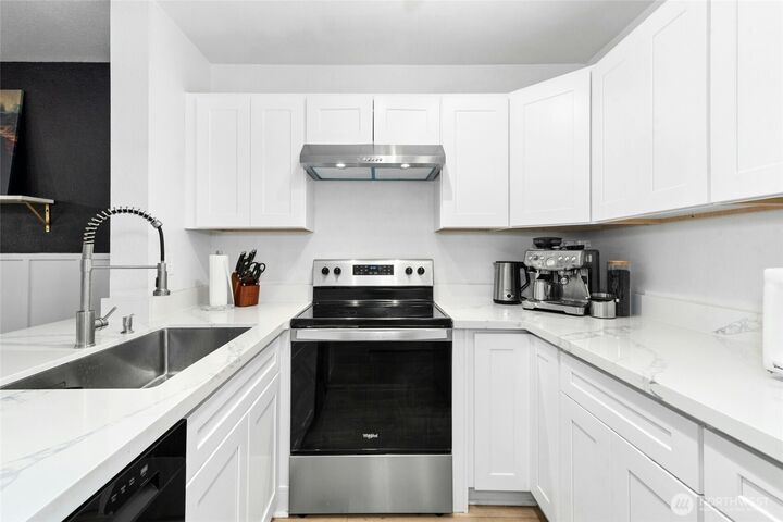 Property Photo:  17300  91st Avenue NE B101  WA 98011 