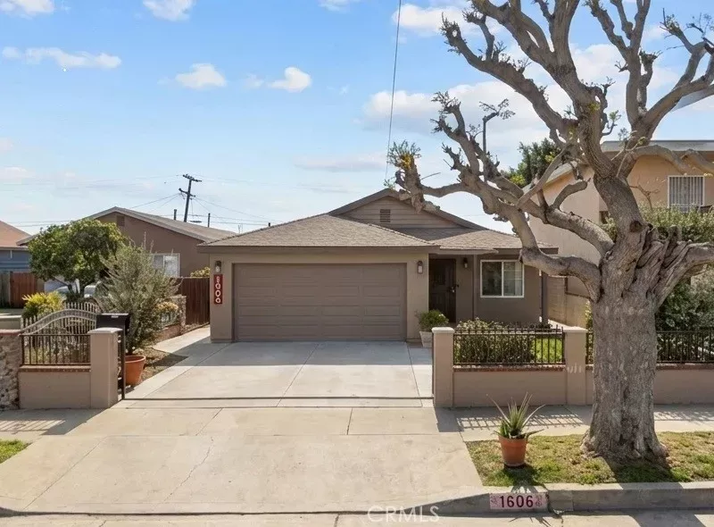Property Photo: 1606 E Sandison CA 90744