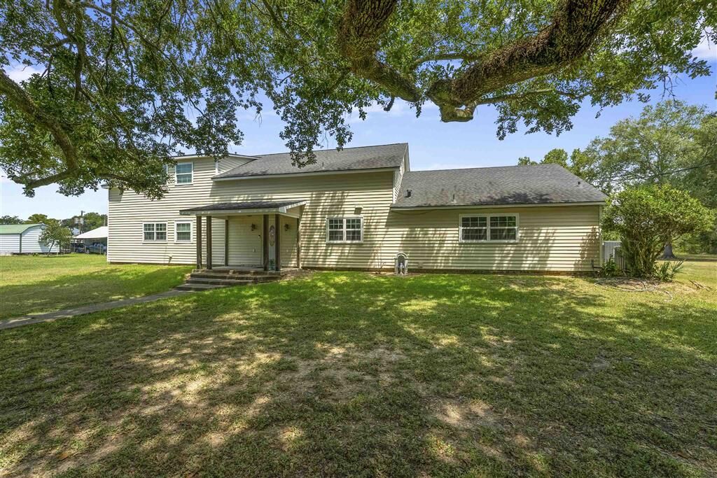 Property Photo: 400 E Nichols Street E LA 70591