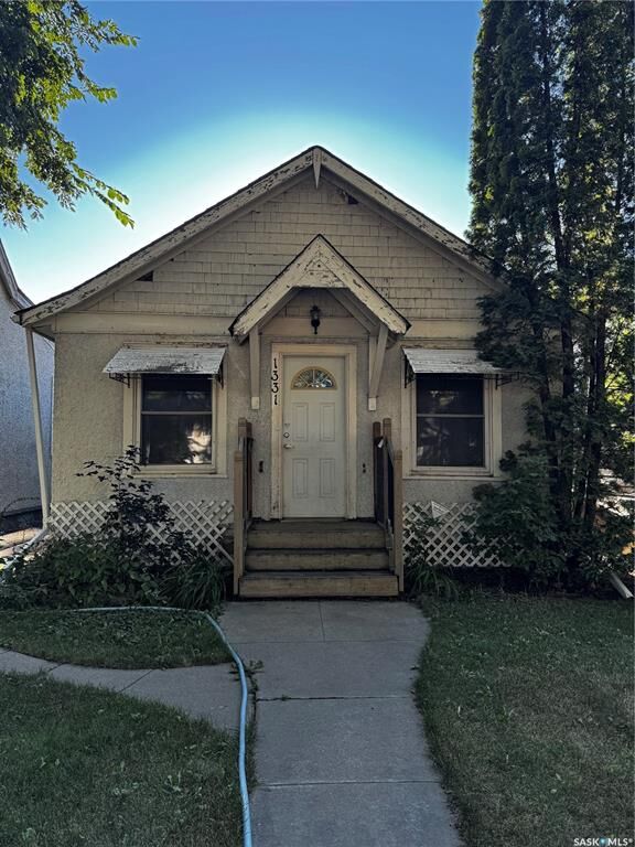 Photo de la propriété:  1331 B Avenue N  SK S7L 1G6 