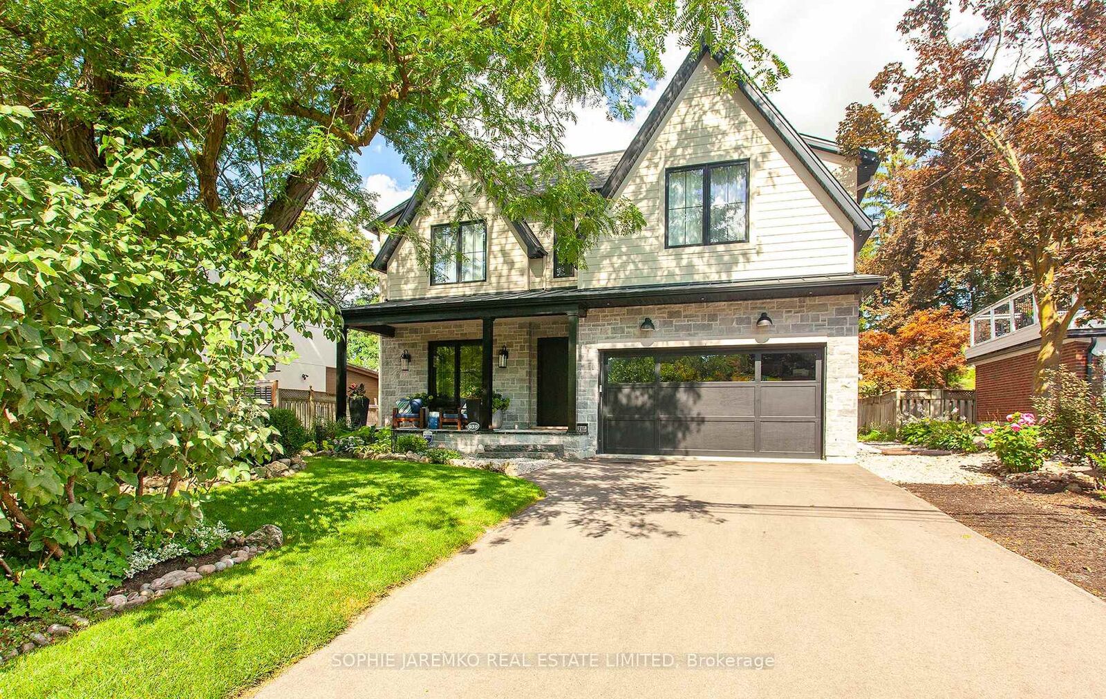 Property Photo: 939 Melton Drive ON L4Y 1K9