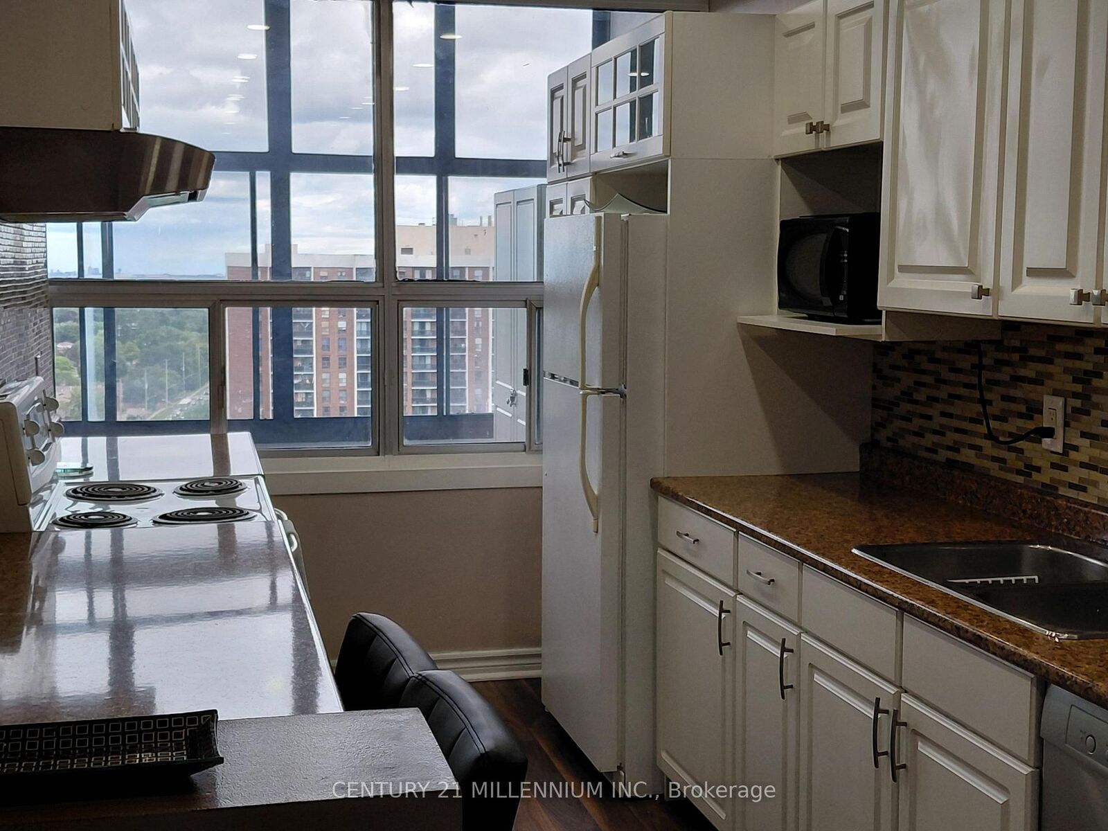 Property Photo:  25 Kensington Road 1903  ON L6T 3W8 