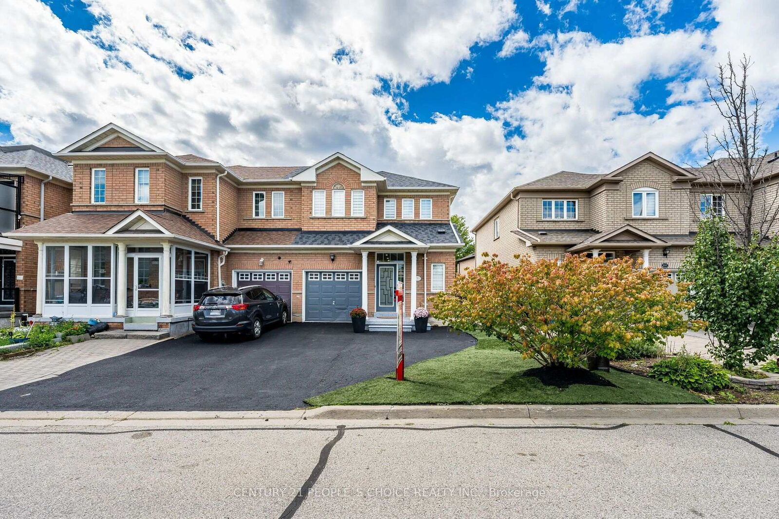 Property Photo: 211 Wildberry Crescent ON L4H 2H7