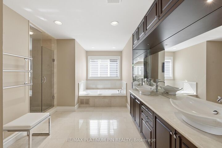 Property Photo: 1843 O'Neil Court ON L5L 5X6