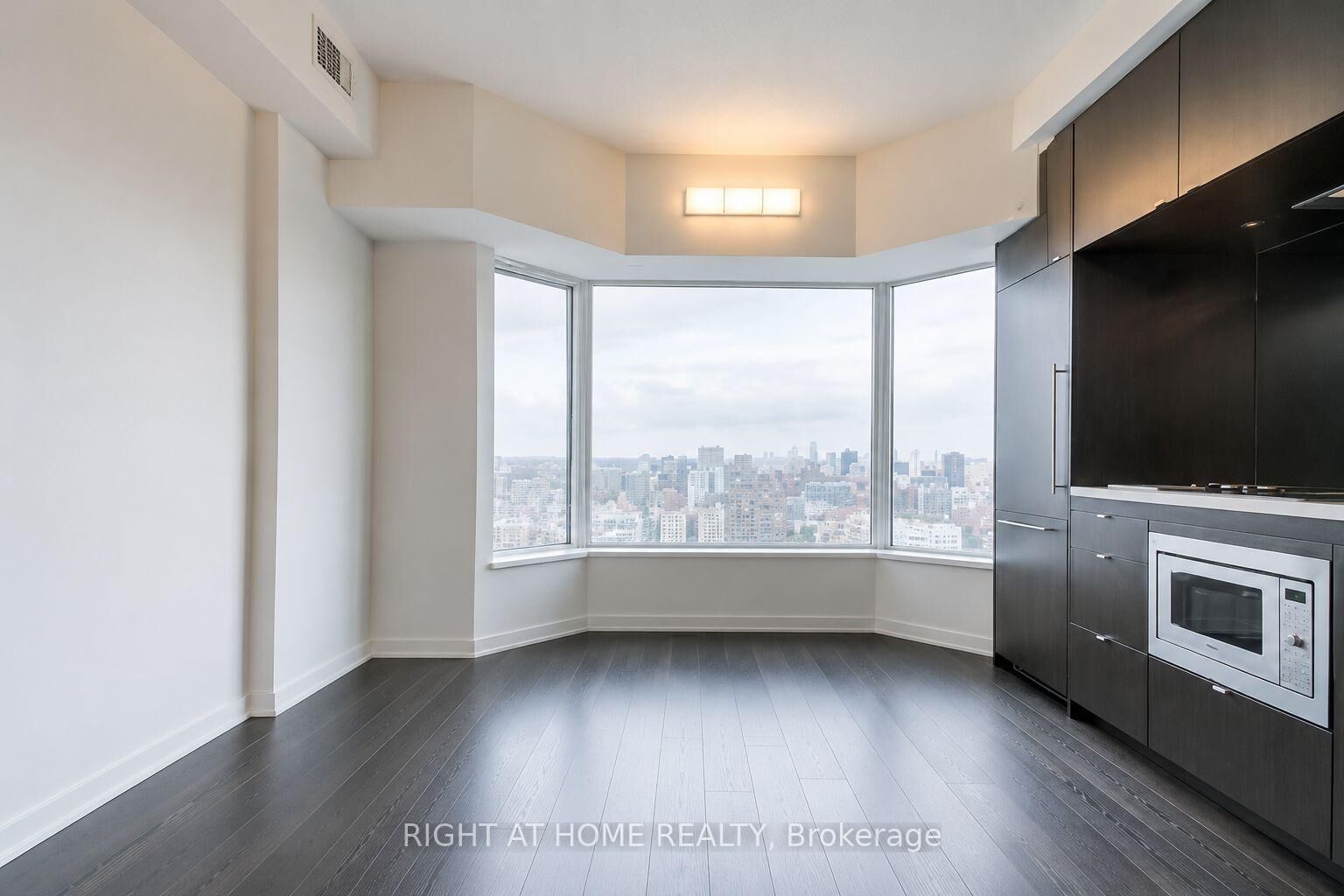Property Photo:  155 Yorkville Avenue 3020  ON M5R 1C4 
