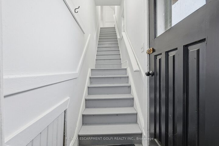 Property Photo:  27 Albert Street Upper  ON L3B 4L1 