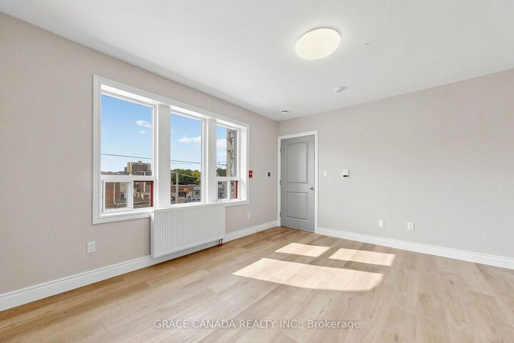 Property Photo:  65 Sanford Avenue S  ON L8M 2G7 