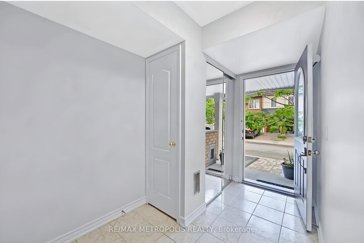 Property Photo:  10 Pat Brooks Terrace  ON M1P 5G6 
