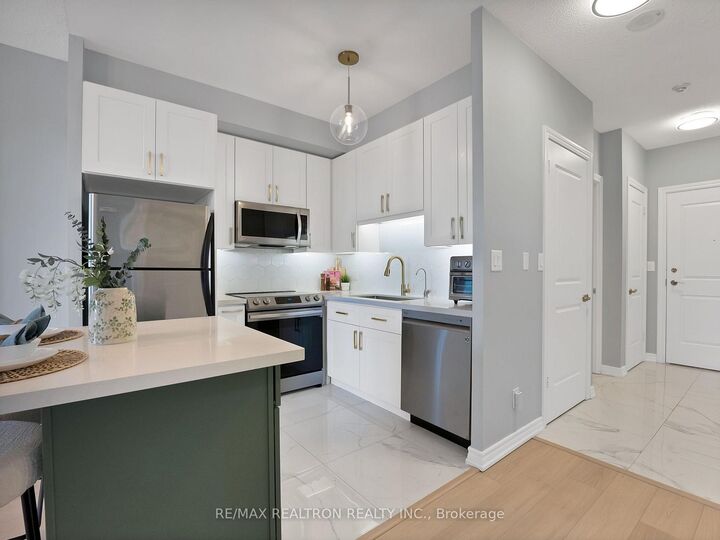 Property Photo: 133 Wynford Drive 707 ON M3C 0J5