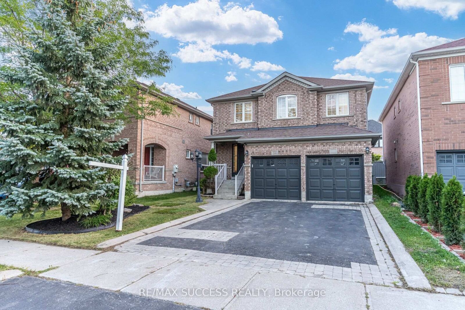 Property Photo: 54 Ferncroft Place ON L7A 3C8