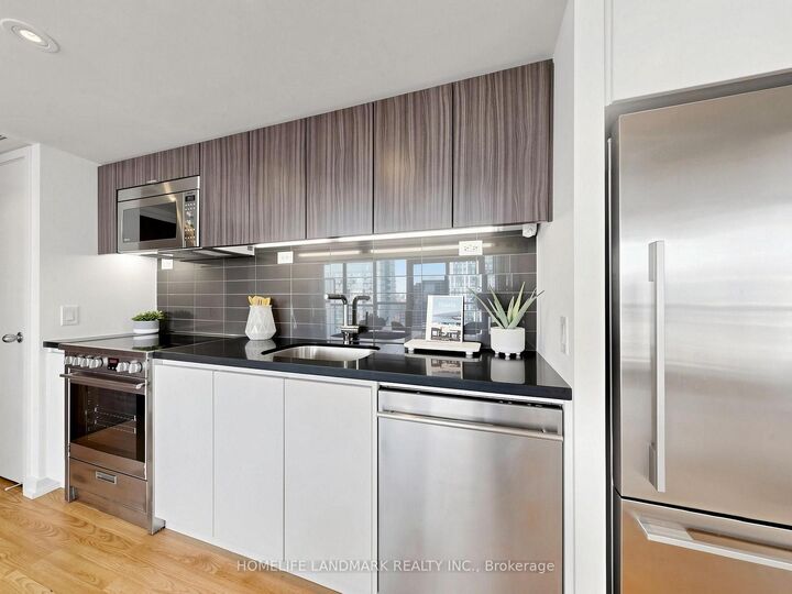 Property Photo:  75 Queens Wharf Road 2215  ON M5V 0J8 