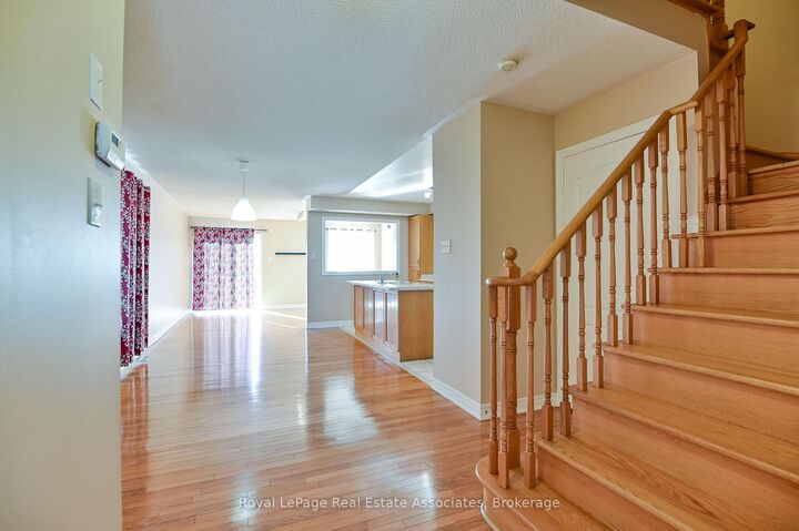 Property Photo:  354 Oaktree Circle  ON L5W 1V6 