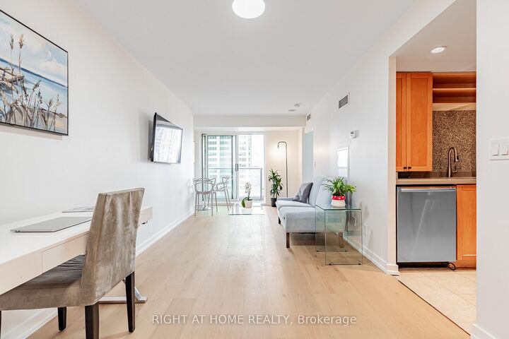 Property Photo:  8 Park Road 3116  ON M4W 3S5 