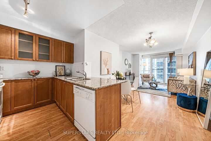 Property Photo:  761 Bay Street 1813  ON M5G 2R2 