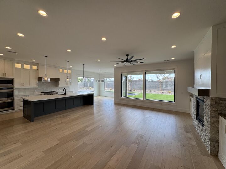 Property Photo: 668 E Pine St UT 84780