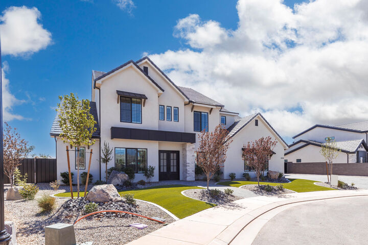 Property Photo: 668 E Pine St UT 84780